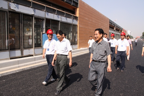 公司領(lǐng)導檢查施工現場(chǎng)